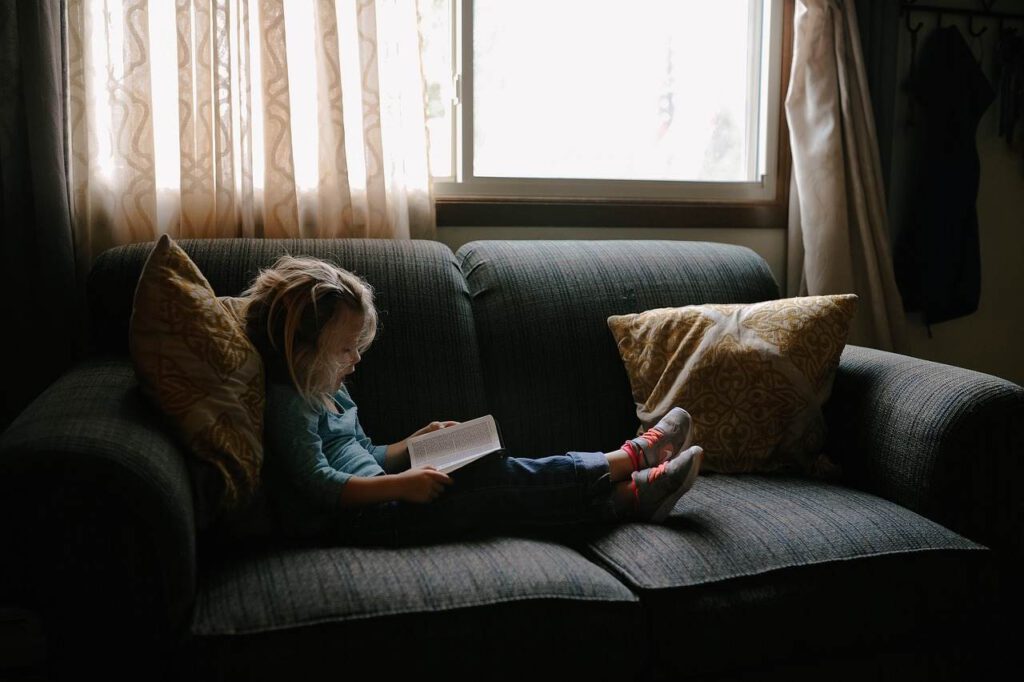 Wczesne czytanie i metoda Domana. Dziecko czytające książkę
